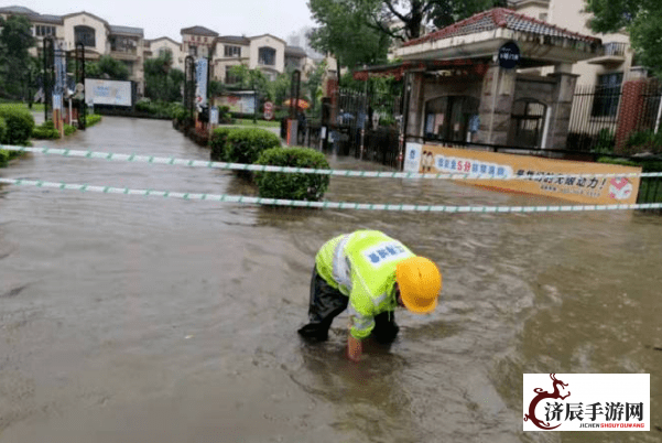 华南沿海现强风雨：防风防汛齐心协力，应对极端天气挑战，共筑安全屏障。